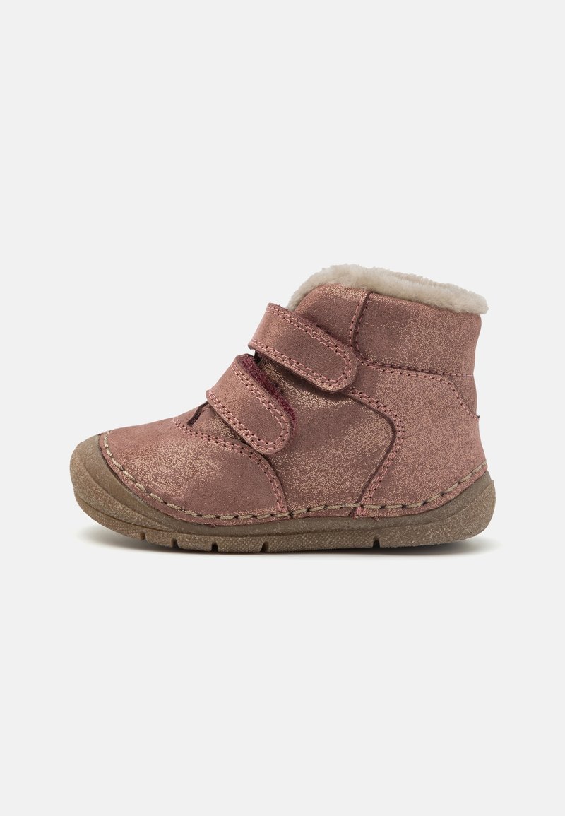 Bottes métalliques roses pour tout-petits avec deux sangles Velcro, doublure en fourrure crème douce, et une semelle en caoutchouc brun durable. Comprend des détails cousus.