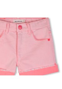 Rózsaszín farmer rövidnadrág felhajtott szegéllyel, csillogó gombbal, két első zsebbel és egy kis szív díszítéssel a jobb zsebén.