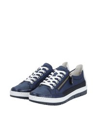 Baskets navy en mélange de toile et cuir, avec des lacets blancs et un détail de fermeture éclair sur le côté. Présente un panneau texturé contrastant et une semelle en caoutchouc.