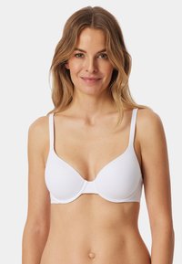 Soutien-gorge blanc avec armatures, bonnets rembourrés, bretelles ajustables et tissu lisse. Présente un design sans coutures et des détails de couture discrets.