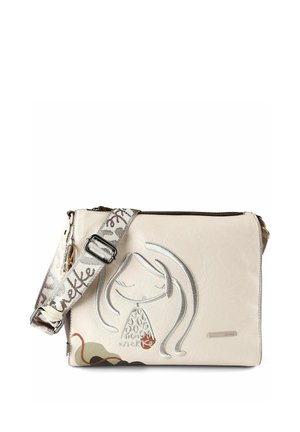 Cremefarbene Umhängetasche mit besticktem Mädchen-Gesichtsmotiv, gemustertem verstellbarem Riemen und kleinem beigen Metall-Brandlabel vorne.