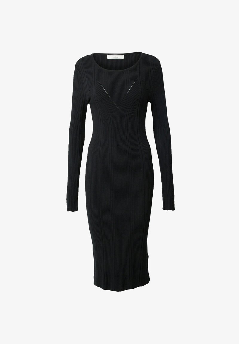 Robe midi en maille côtelée noire, manches longues, col rond, avec un détail subtil en forme de V sur la poitrine.