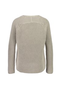 Pull tricoté gris clair texturé avec manches longues et encolure ronde ; détails de coutures visibles à l'arrière.