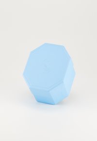 Svetlomodrý osemuholníkový kontajner s textúrovaným povrchom. Má diskrétny logotyp vystláčaný na vrchu a pevnú základňu.
