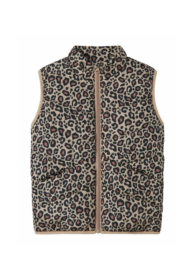 Chaleco acolchado con una base beige y un patrón de leopardo en negro y burdeos. Cierre frontal con cremallera y diseño de cuello alto.