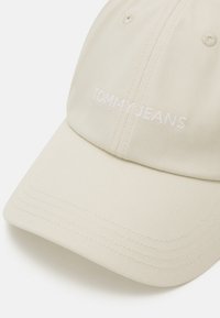 Tommy Jeans LINEAR LOGO  - Šiltovka - offwhite