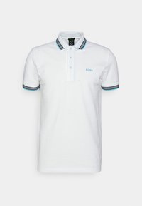 Polo blanc à manches courtes avec trois boutons, col et bord des manches rayés noir et bleu, et petit logo bleu "BOSS" sur la poitrine.