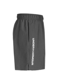 Sive atletske kratke hlače s elastičnim pojasom, koje imaju bočnu džepu i bijeli logo "UNDER ARMOUR" ispisan okomito na nozi.