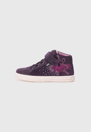Fioletowe zamszowe sneakersy wysokie z rzepem, z różowymi błyszczącymi wzorami i teksturowaną gumową podeszwą.
