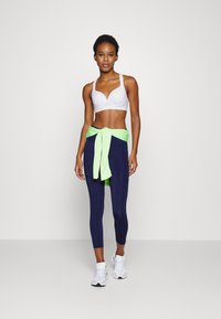 ONLY Play ONPMARTINE SEAMLESS BRA OPUS - Vidēja atbalsta sporta krūšturis - white