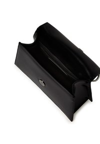 Plică din piele neagră cu o textură netedă, formă rectangulară și închidere cu clips metalic. Interiorul include un buzunar pentru organizare.