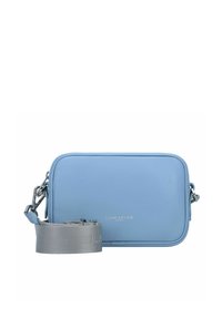 Borsa a tracolla in pelle blu cielo con forma rettangolare, dotata di una tracolla argentata e logo goffrato sul davanti.