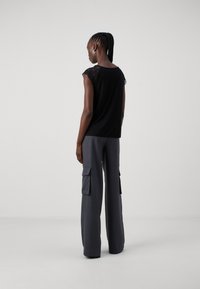 ONLY Tall ONLPETRA MIX  - Potiskana majica - black