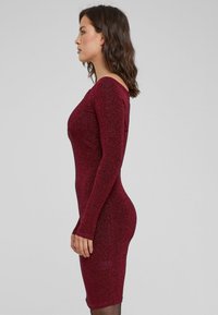 Burgundská lungo rukávová bodycon šaty vyrobené z trblietavého pleteného materiálu, s priliehavým strihom a okrúhlym výstrihom.