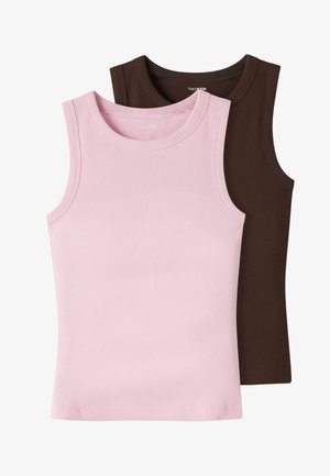 To rib-strikkede ærmeløse toppe i pink og mørkebrun, vist stacket med pink foran.