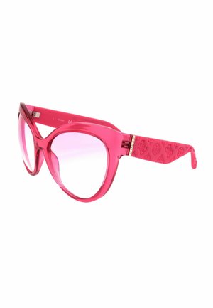 Occhiali da sole rosa oversize a occhi di gatto con montatura traslucida e aste decorate in rilievo, con un piccolo dettaglio dorato del marchio sulle tempie.