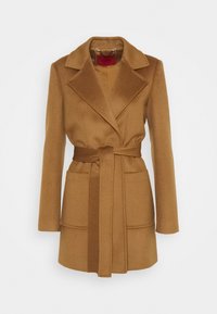 Abrigo de lana color camello con solapas amplias, mangas largas, dos bolsillos tipo parche en la parte delantera y un cinturón a juego atado en la cintura.