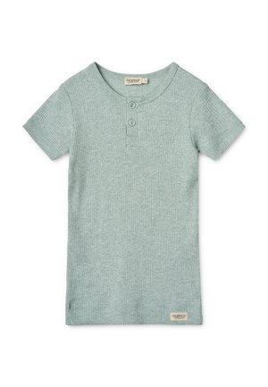 Lichtgroen geribbeld kindert-shirt met korte mouwen, twee knopen bij de hals en een klein stoffen merklabel aan de onderkant.
