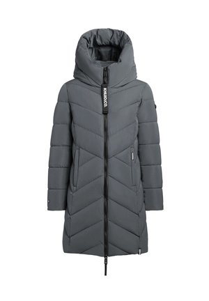 Manteau matelassé gris avec col haut, motif en chevrons, fermeture éclair et poches latérales. Il possède une tirette de marque et une texture lisse.