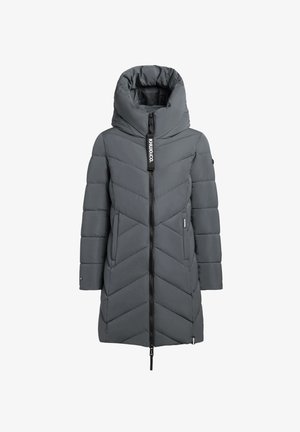 Abrigo acolchado gris con cuello alto, patrón de rombos, cierre de cremallera y bolsillos laterales. Presenta una lengüeta de marca y una textura suave.