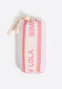 Funda tejida con rayas rosas y naranjas, con un lazo superior color crema. La tela texturizada muestra "BIMBOLA" en grandes letras rosas.