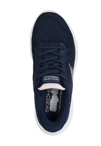 Zapatilla deportiva azul marino de malla con diseño de cordones, suela blanca, cuello acolchado suave y detalle de logo en la lengüeta y el lateral. Construcción ligera.