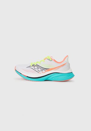 Weißer sportlicher Laufschuh mit türkisem Mittelsohlenbereich, neongelben Schnürsenkeln, Korallakzenten und schwarzem Logo an der Seite, seitlich dargestellt.