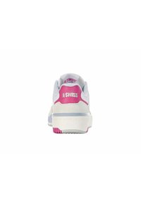 Sneakers K-Swiss con una combinazione di colori bianco e rosa, tomaia in tessuto liscio, punta rotonda, tallone imbottito e marchio ben visibile sul retro.
