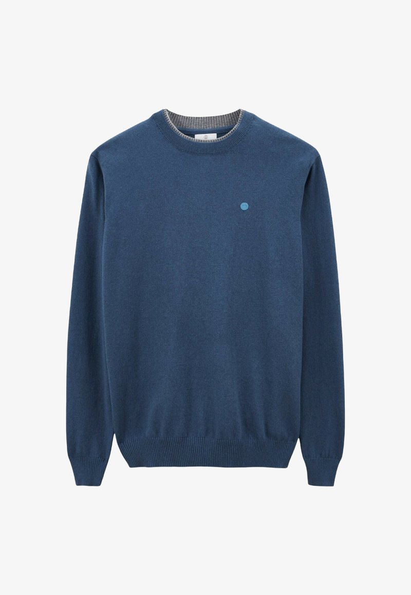 Pull en tricot bleu avec un col rond, des poignets et un ourlet côtelés, doté d'un petit logo bleu sur la poitrine, texture lisse.