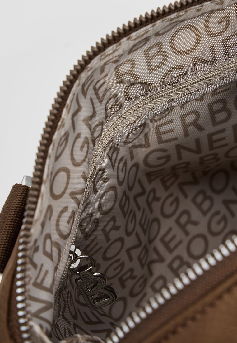 Brauner Stoffbeutel mit einem Innenfutter in hellbraun und einem wiederholten Logo-Muster, silberner Reißverschlusslasche und inneren Fächern zur Organisation.