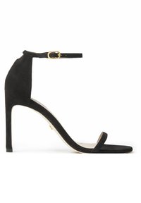 Schwarze Wildleder High-Heelsandale mit einem einzelnen Riemen über den Zehen, einem Knöchelriemen mit einer goldenen Schnalle und einem spitzen Zehen-Design.