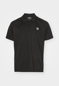 Czarna koszulka polo z teksturowanej tkaniny, z kołnierzykiem na zamek błyskawiczny i delikatnymi pionowymi paskami. Logo Fila w górnym lewym rogu.