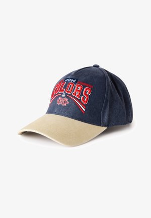 Gorra de béisbol con corona azul marino, visera beige y texto bordado en rojo "United Colors" en el panel frontal sobre fondo blanco.