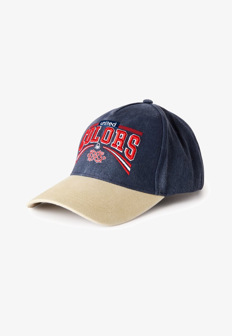 Baseballkappe mit dunkelblauer Krone, beigefarbenem Schild und rotem Stickschriftzug „United Colors“ auf der Vorderseite vor weißem Hintergrund.