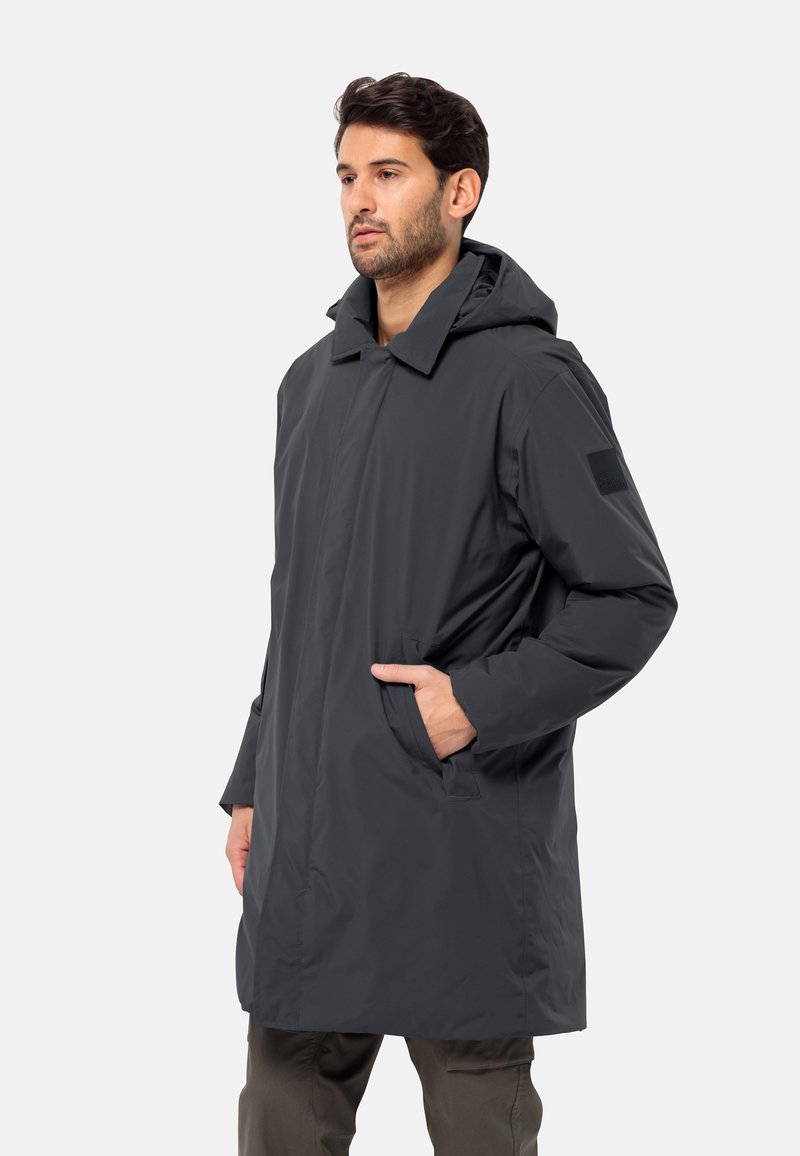 Cappotto con cappuccio grigio scuro a taglio dritto, con tasche laterali e tessuto testurizzato. Design semplice, adatto per diverse condizioni meteo.