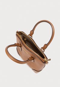 Καφέ δερμάτινη τσάντα χειρός με δύο κοντά χερούλια, κλείσιμο με φερμουάρ στο πάνω μέρος και χρυσά διακοσμητικά. Υφή με δομημένο σχήμα.