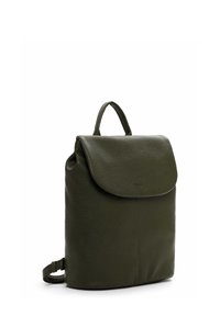 Sac à dos en cuir vert avec fermeture à rabat, surface texturée, poignée supérieure et sangle réglable. Forme compacte avec un design minimaliste.