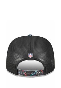 Schwarze Kappe mit Netzrücken, ausgestattet mit einem mehrfarbigen Spritzmuster am verstellbaren Riemen, und einem NFL-Logo-Tag auf der Rückseite.