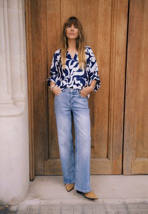 BYKYJLA - Sirgete säärtega teksad - mid blue denim