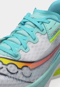 Τυρκουάζ και λευκό αθλητικό παπούτσι με ανοιχτά γαλάζια κορδόνια, κίτρινο και πορτοκαλί σχέδιο σβούρας και τη μάρκα "Endorphin" στο πλευρό.