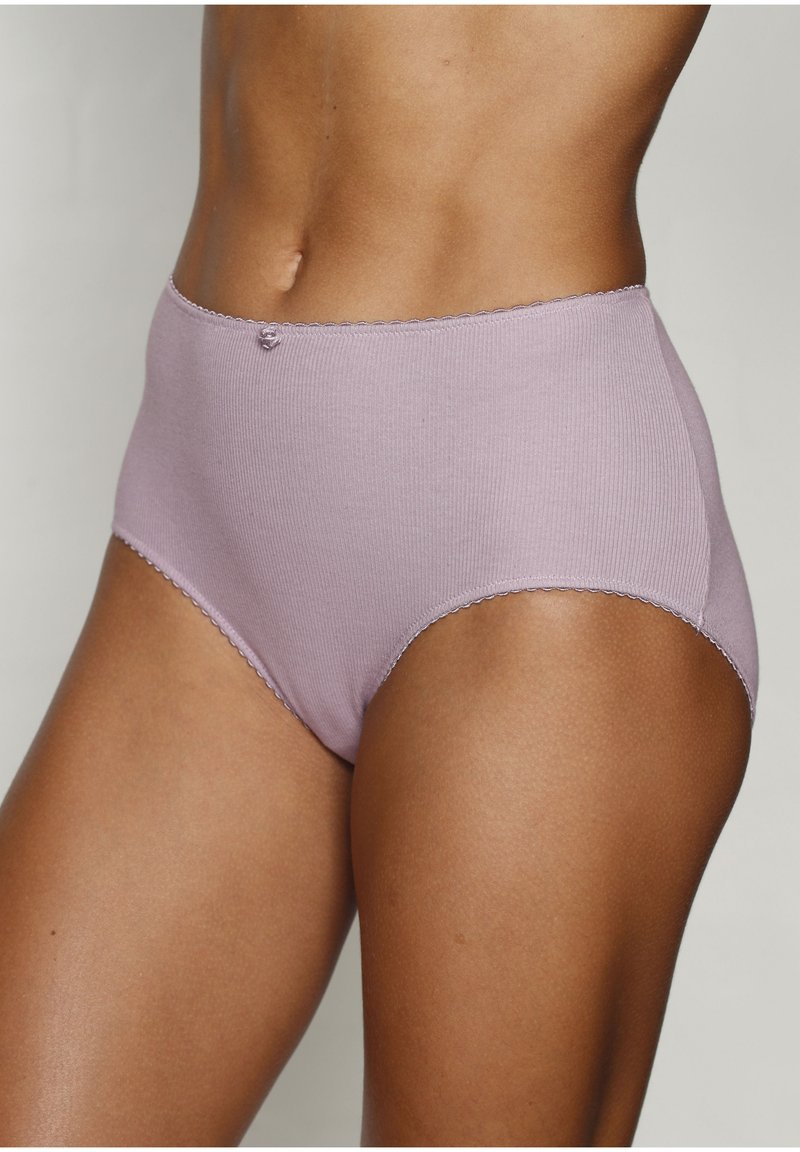 Lavendel-rippete High-Waist-Brief mit einem gewellten Bund und einem kleinen Herzdetail vorne. Weicher, dehnbarer Stoff.