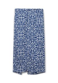 Tessuto blu e bianco con un motivo a fiori in un design simmetrico. Il materiale sembra leggero con una consistenza morbida.