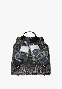 Zaino con stampa leopardata e cinturini neri, con pellicola trasparente sulle fibbie, dotato di una maniglia robusta e di una forma strutturata.