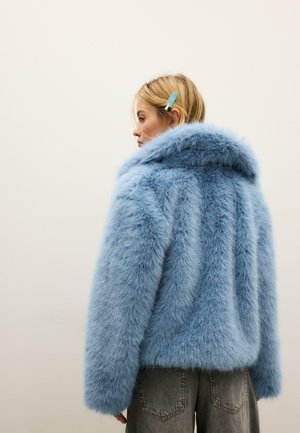 Hellblaue Jacke aus Kunstpelz mit weitem Kragen und strukturierter Oberfläche; verfügt über lange Ärmel und eine kastige Silhouette.
