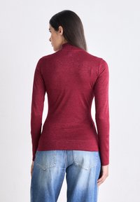 HUGO DELAINA - Pikkade varrukatega topp - medium red