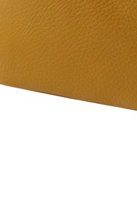 Gele lederen materiaal met een getextureerd oppervlak, voorzien van een rechthoekige vorm en gladde randen. Geen zichtbaar beslag of extra details.