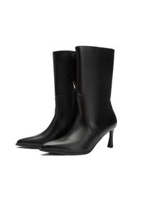 Čierne kožené členkové topánky so špicatou špičkou, zapínaním na zips a úzkym vysokým podpätkom. Hladká textúra a elegantný dizajn.
