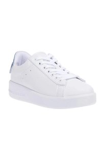 Sneaker bianca con tomaia in pelle liscia, lacci piatti, perforazioni minime e suola in gomma testurizzata. Il retro presenta un dettaglio accentato blu.