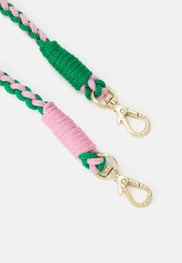 Flettet line med grønne, lyserøde og gyldne accenter; lavet af holdbar reb med tekstureret greb og metalklemmer til fastgørelse.