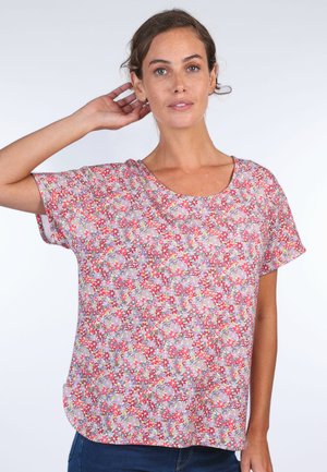 Bluse mit Blumenmuster aus leichtem Stoff, mit rundem Halsausschnitt, kurzen Ärmeln und lockerer Passform. Die Farben umfassen Rosa, Rot und Grün.